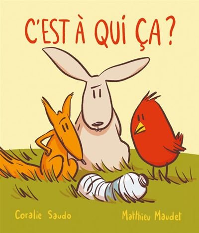 Couverture de C'est à qui ça ?, de Coralie Saudo, illustré par Matthieu Maudet (L'École des loisirs) : un écureuil, un lapin et un oiseau rouge regardent une bouteille en plastique dans l'herbe.