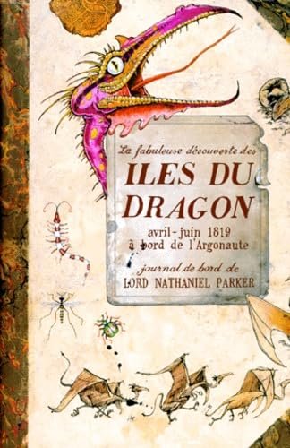 Couverture de La fabuleuse découverte des Îles du Dragon, de Kate Scarborough, illustré par John Kelly (Gründ) : une tête de dragon rose et des croquis d'insectes autour d'une étiquette manuscrite.