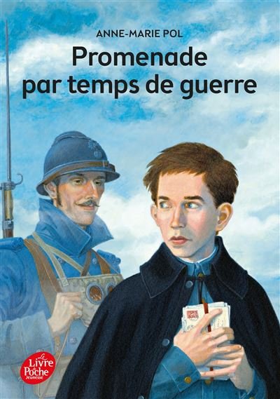 Couverture de Promenade par temps de guerre, d'Anne-Marie Pol, illustrée par Marcelino Truong (Le Livre de Poche Jeunesse) : un adolescent tenant un jeu de cartes, un soldat casqué derrière lui.