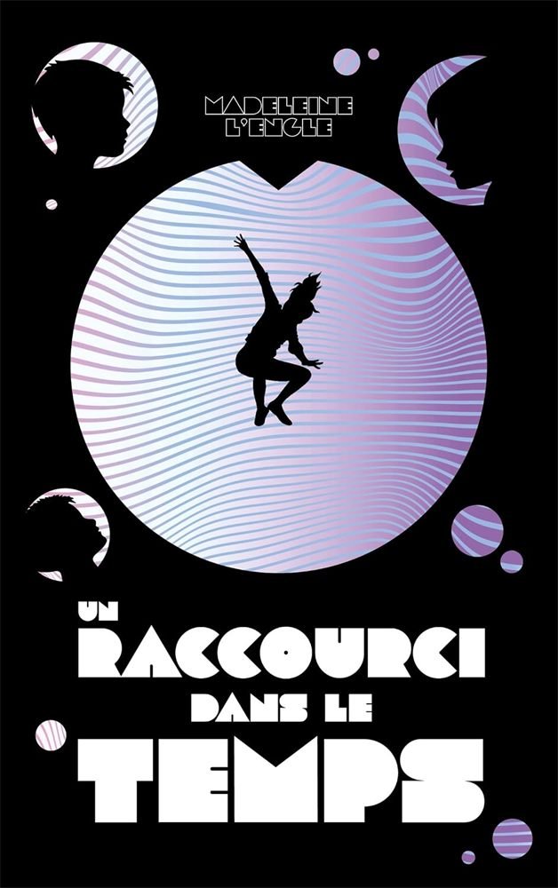 Couverture d'Un raccourci dans le temps, de Madeleine L'Engle (Hachette Romans) : une silhouette d'enfant flotte devant une planète, sur fond noir constellé.
